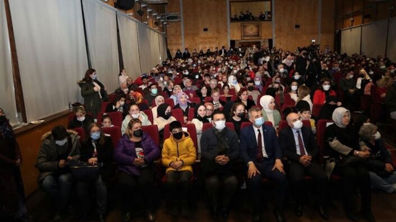 SANAT KENTI GÖLCÜK'TE TIYATRO AŞKI