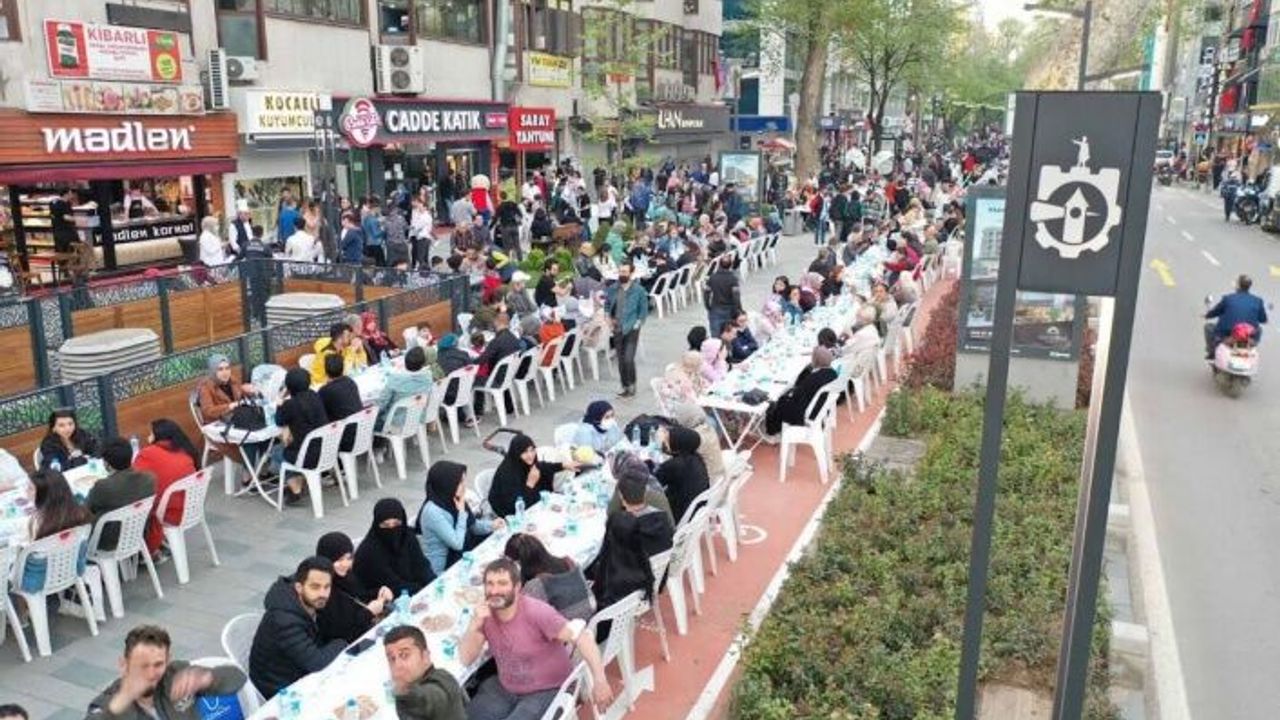 Cumhuriyet Bulvarı’nda 11 bin kişilik iftar