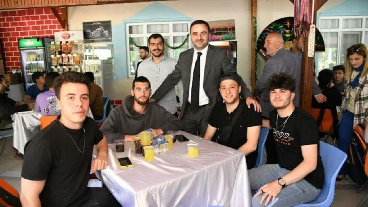 Başkan Özlü Üniversiteli Gençlerle Buluştu