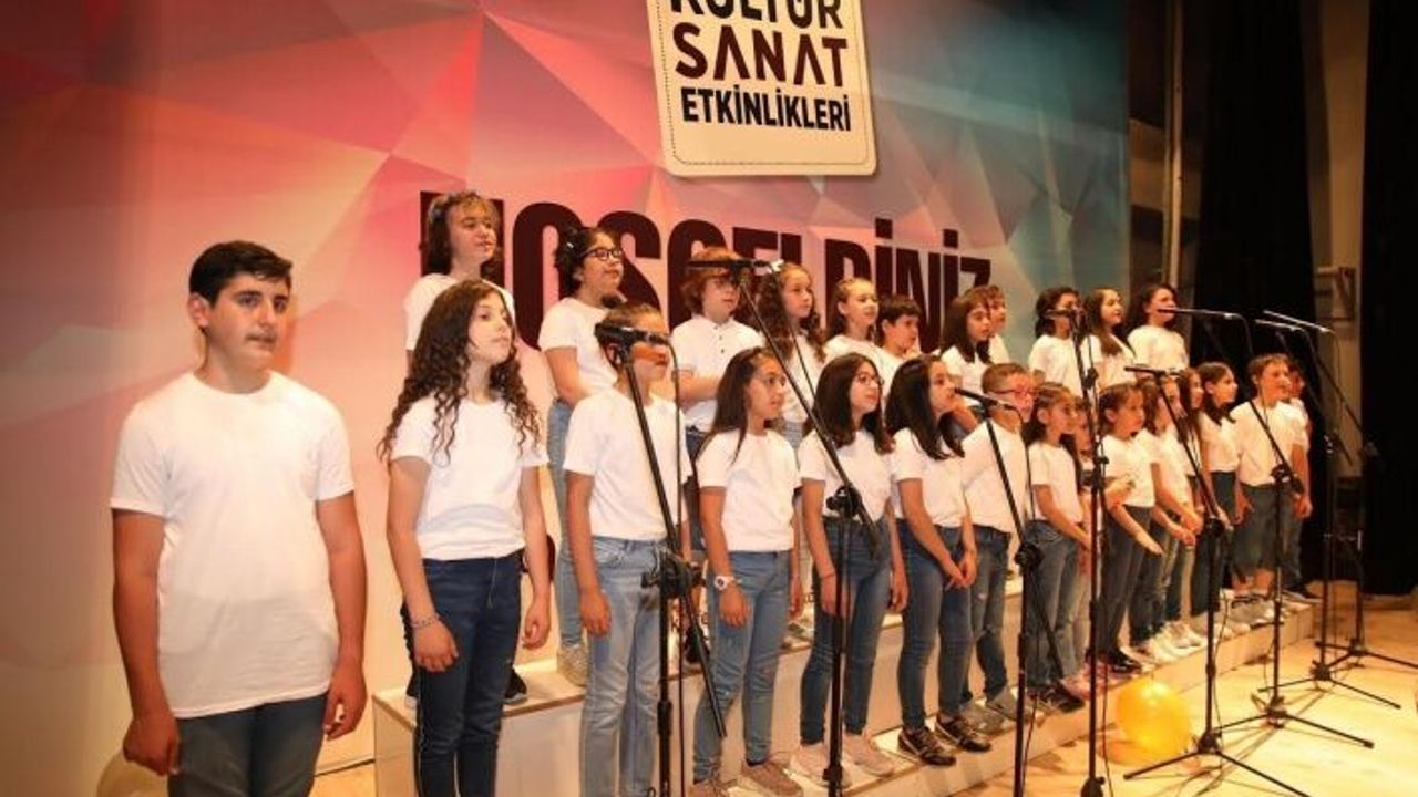 Çocuk Korosu şarkılarıyla büyüledi