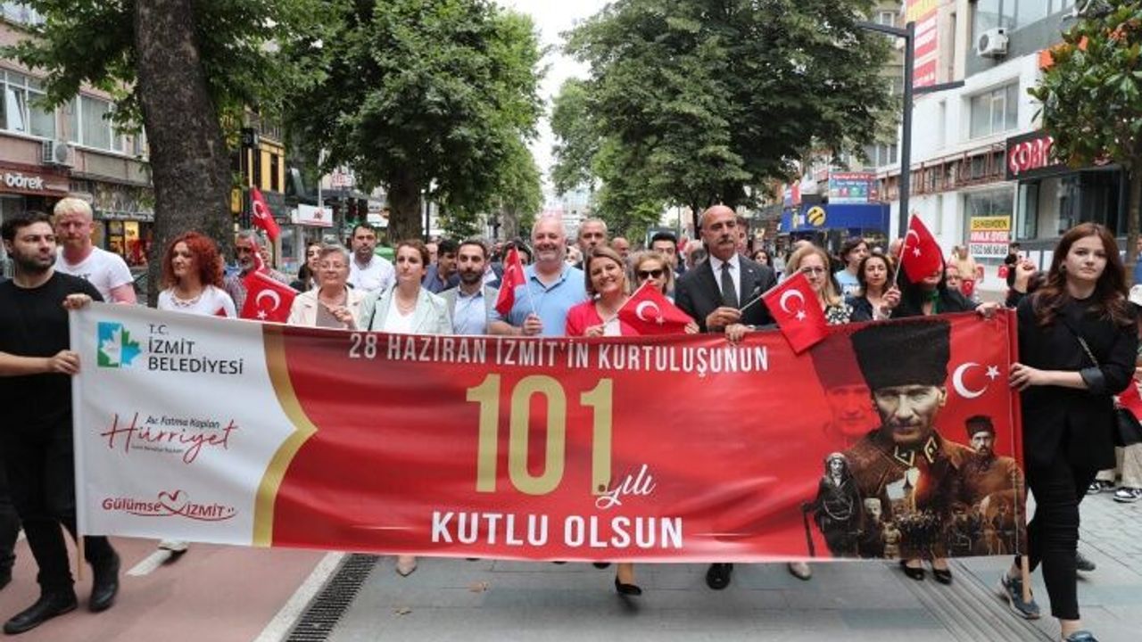 İzmitliler Kurtuluş Kortejinde buluştu