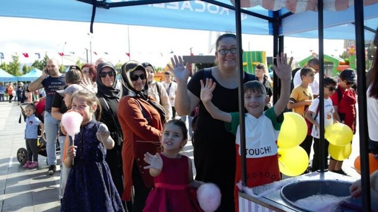 İzmit Kent meydanında ‘bayram şenliği’ çocukların yüzünü güldürdü
