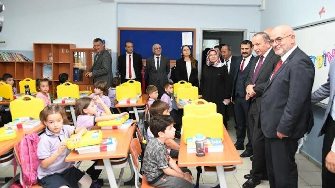 Başkan Özlü’den 1. Sınıflara Jest ile Eğitime Tam Destek