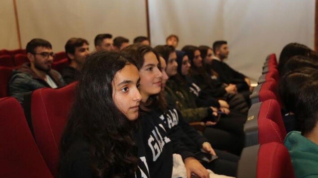 GENÇLER KARİYER PLANLARININ TEMELİNİ GÖLCÜK BELEDİYESİ EĞİTİMİ İLE ATTI