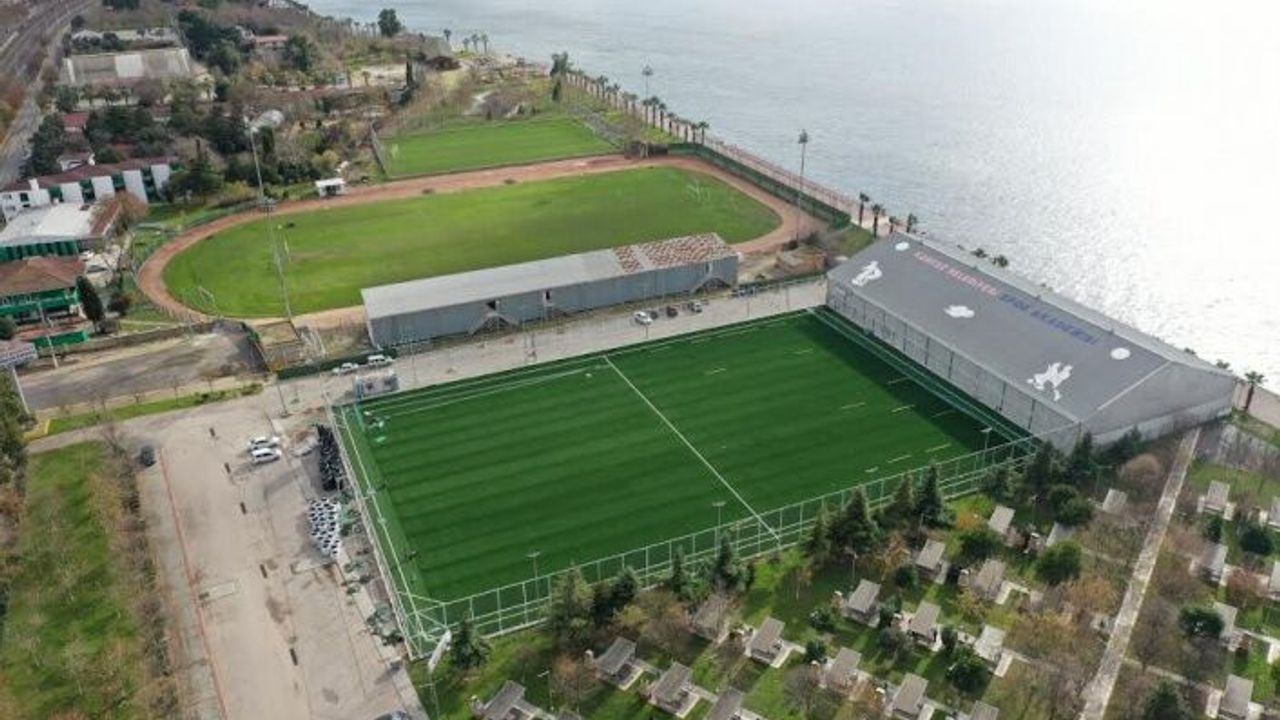 Alparslan Türkeş Spor Kompleksi’nde sahanın sentetik çimleri seriliyor