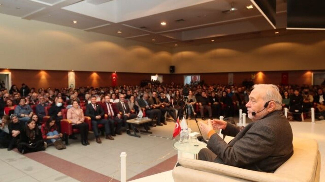 Atatürk’ün İzmit ziyaretinin 100. Yılında  Gençlerden İlber Ortaylı’ya yoğun ilgi 