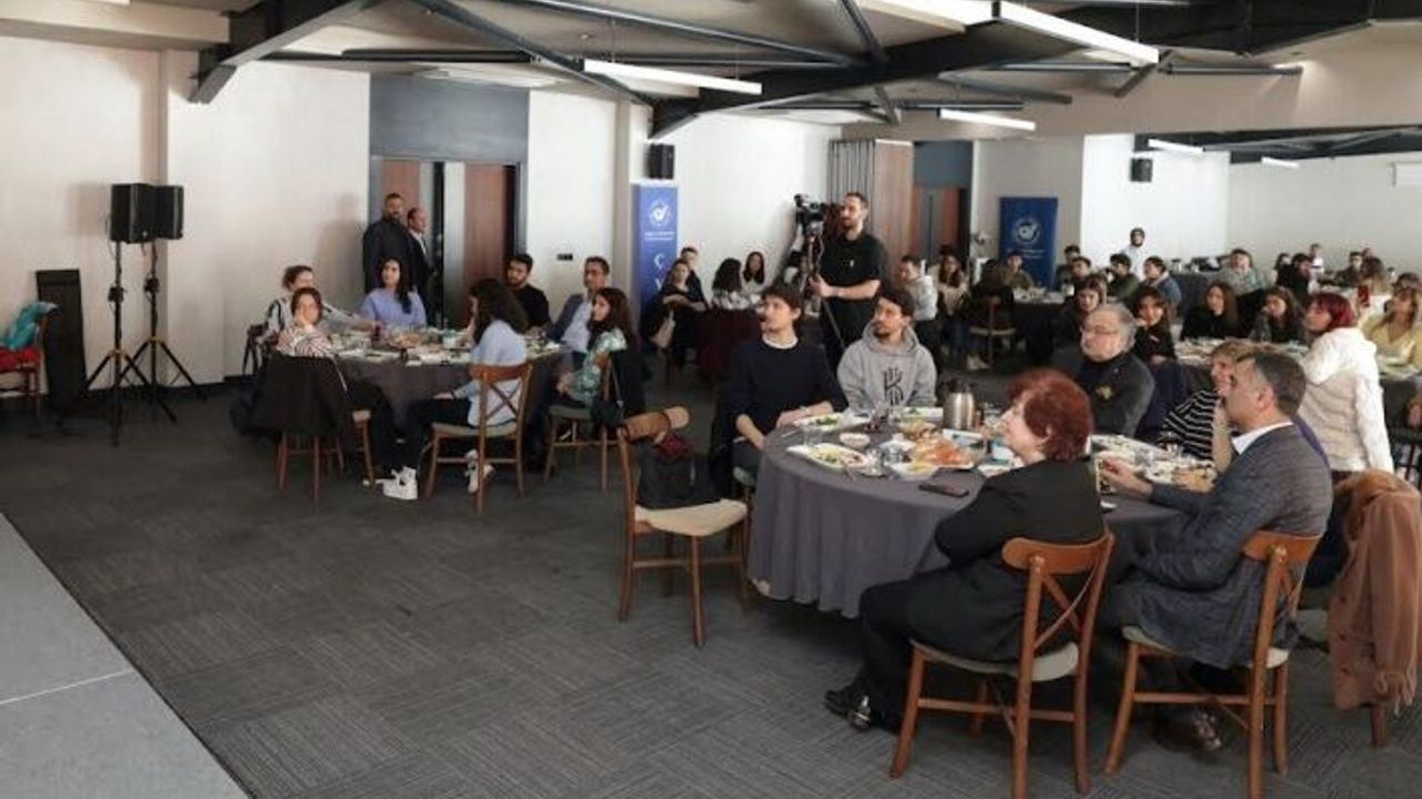 Üniversiteli gençler sordu, Büyükakın içtenlikle cevap verdi