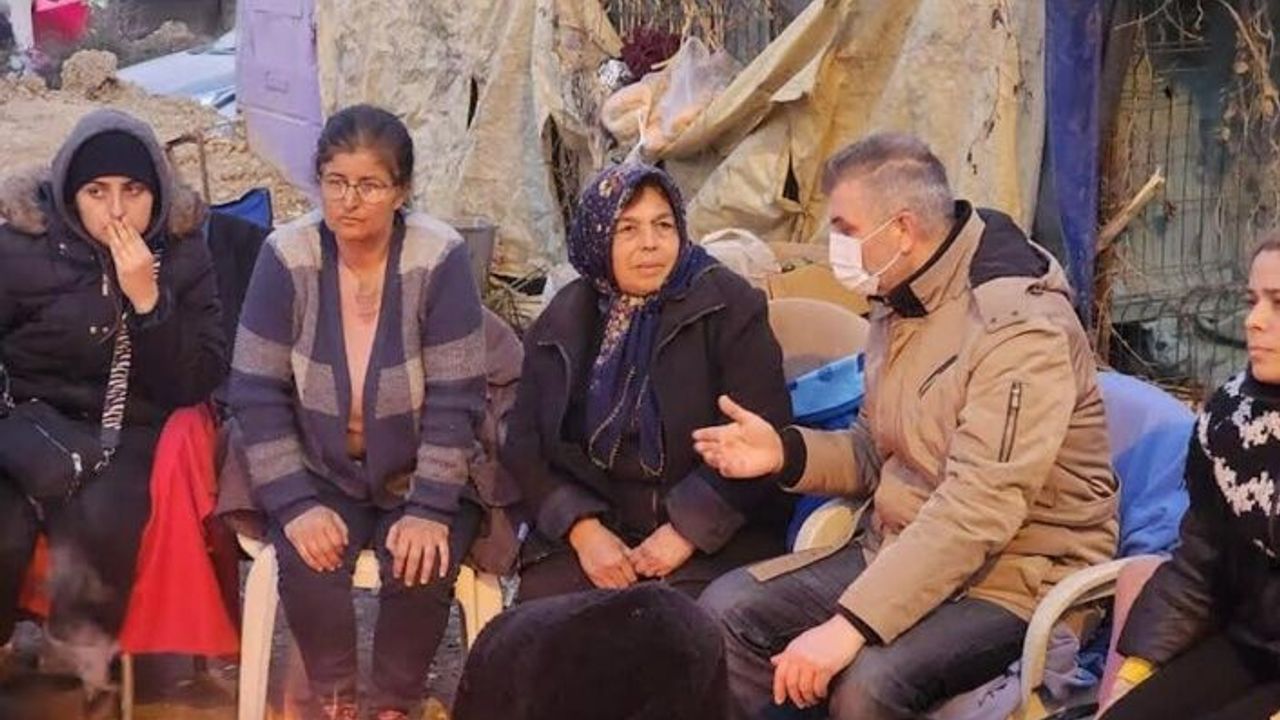 BAŞKAN SEZER HATAYDA DEPREMZEDELERİN TALEPLERİNİ DİNLEDİ