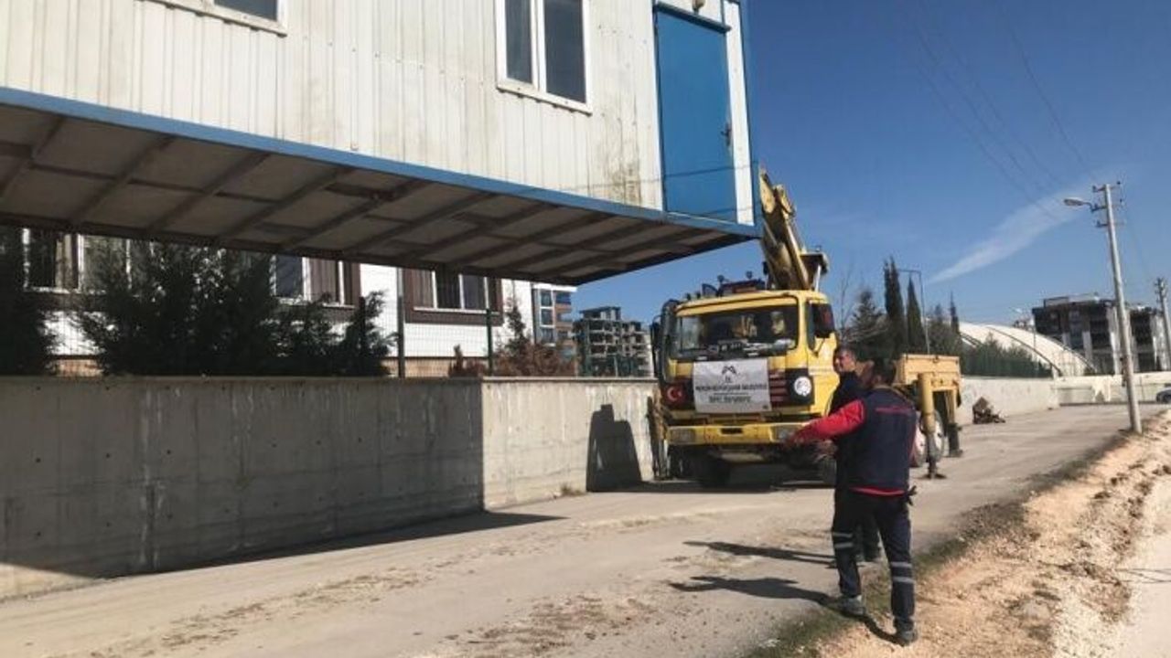 İzmit Belediyesi, Adıyaman Çadırkent’te  konteyner ve çadırları yerleştirmeye başladı
