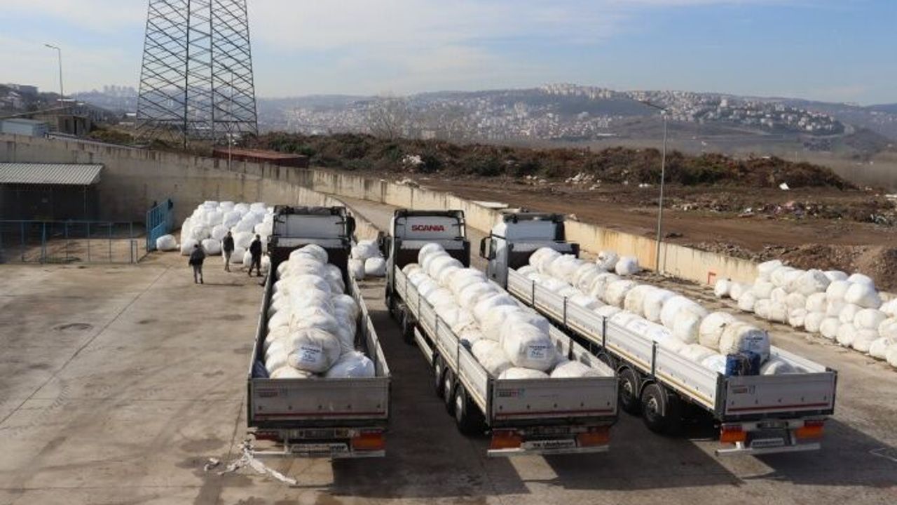 İzmit Belediyesi afet bölgesindeki çiftçilere yem desteği sağlamaya devam ediyor