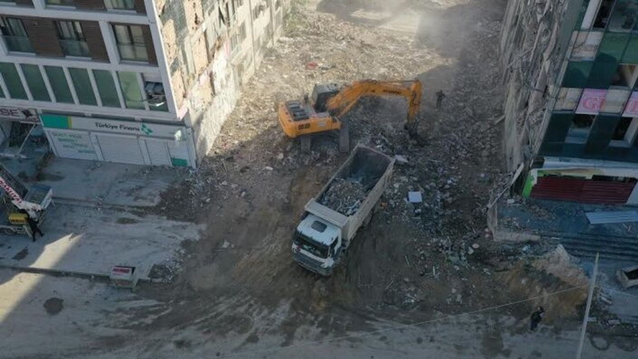 Büyükşehir Hatay’da enkaz kaldırma çalışmalarına devam ediyor