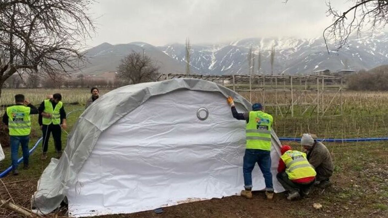 İzmit Belediyesi depremzedelerin çadır ihtiyacını karşılamaya devam ediyor