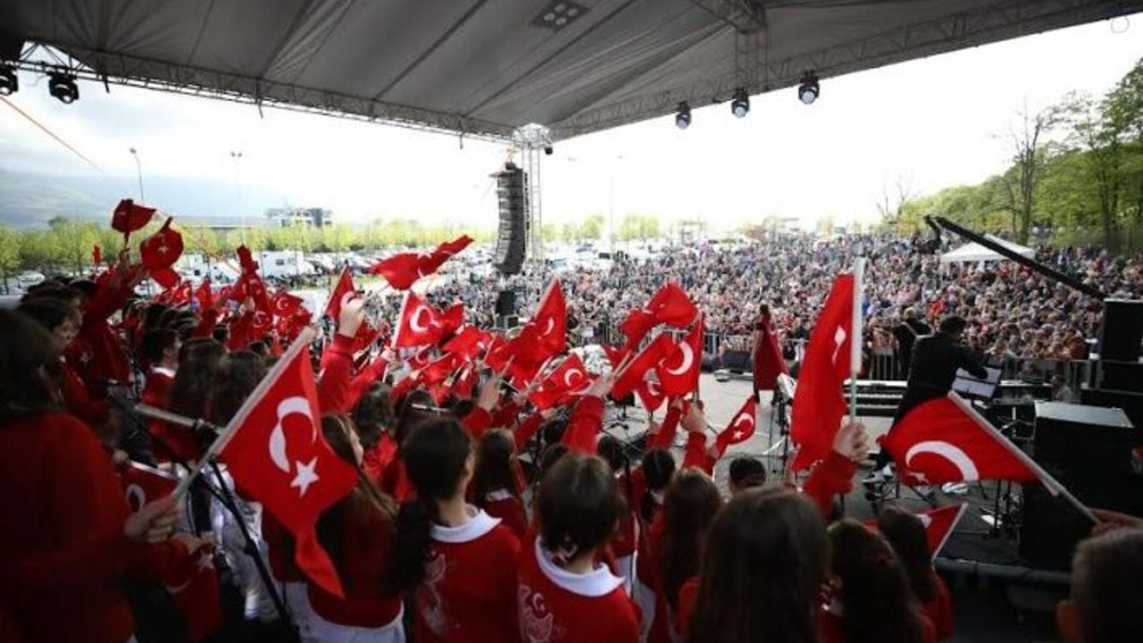 Kıraç ve 100. Yıl Korosu, bayrama coşku kattı