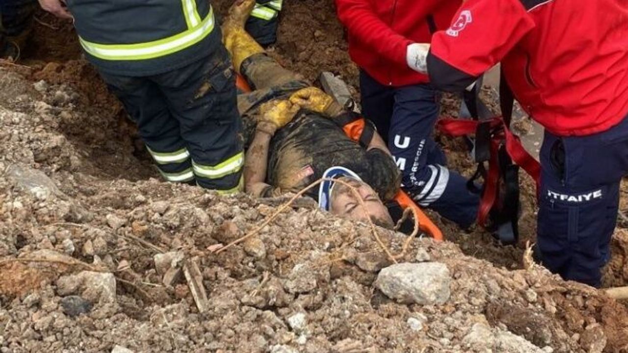 Toprağın altında kalan işçi için zamanla yarışıldı