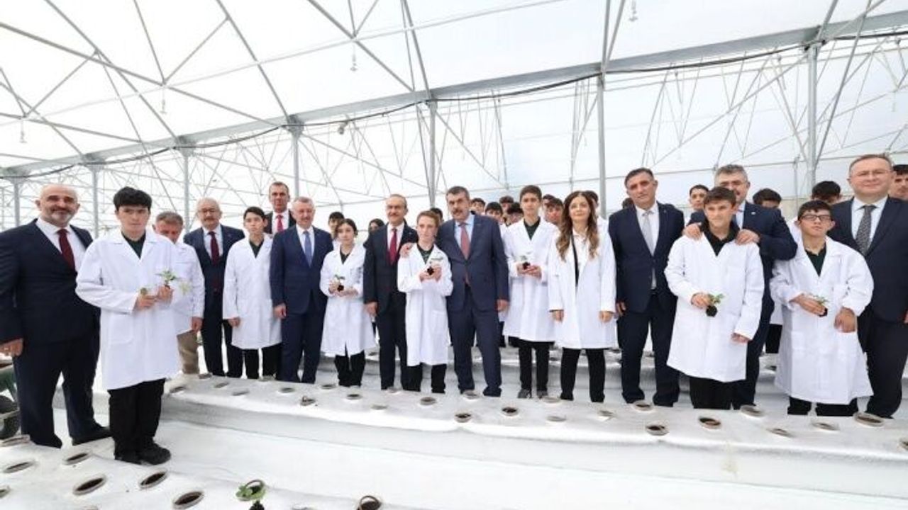 Kocaeli’de öğrenciler, topraksız tarım Ar-Ge serasında çilek yetiştiriyor