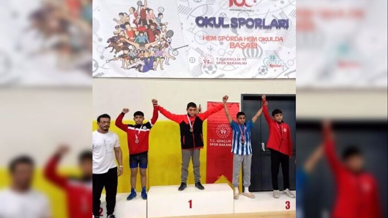 Körfezli genç güreşçiler, grup müsabakalarına katılmaya hak kazandılar