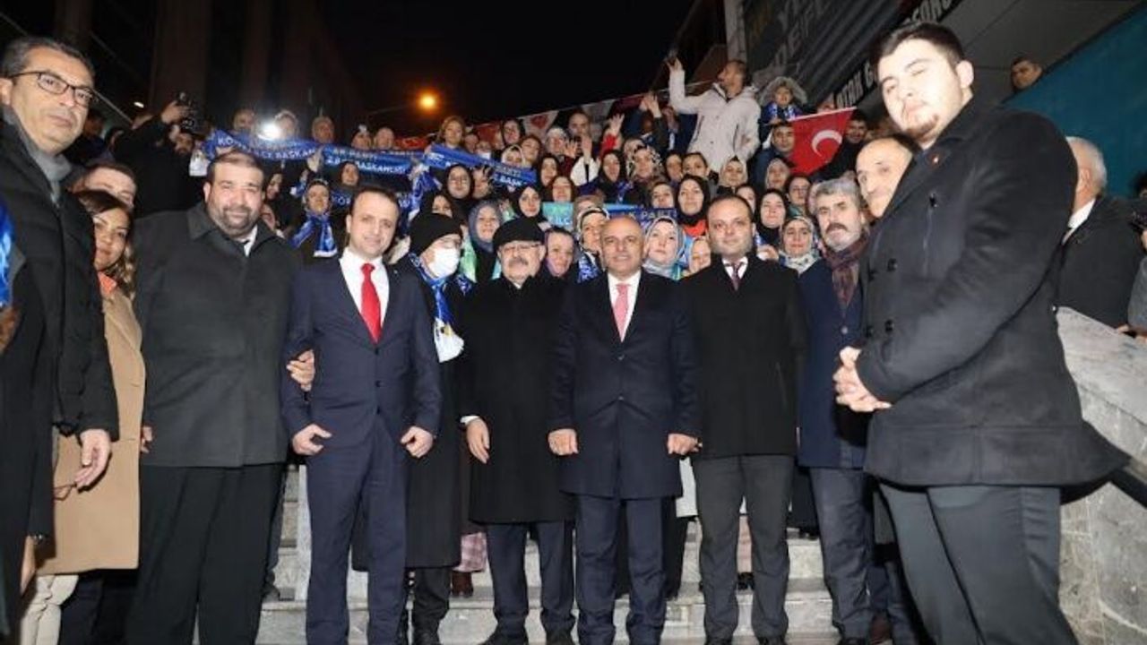 Şener Söğüt, partililer ve destekçileri tarafından coşkuyla karşılandı.