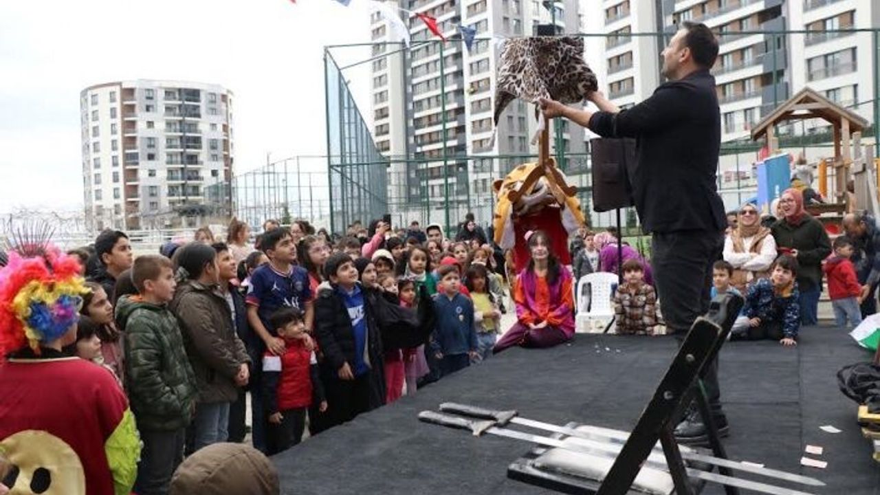 Başkan Tahir Büyükakın, çocukların Ramazan şenliğine katıldı