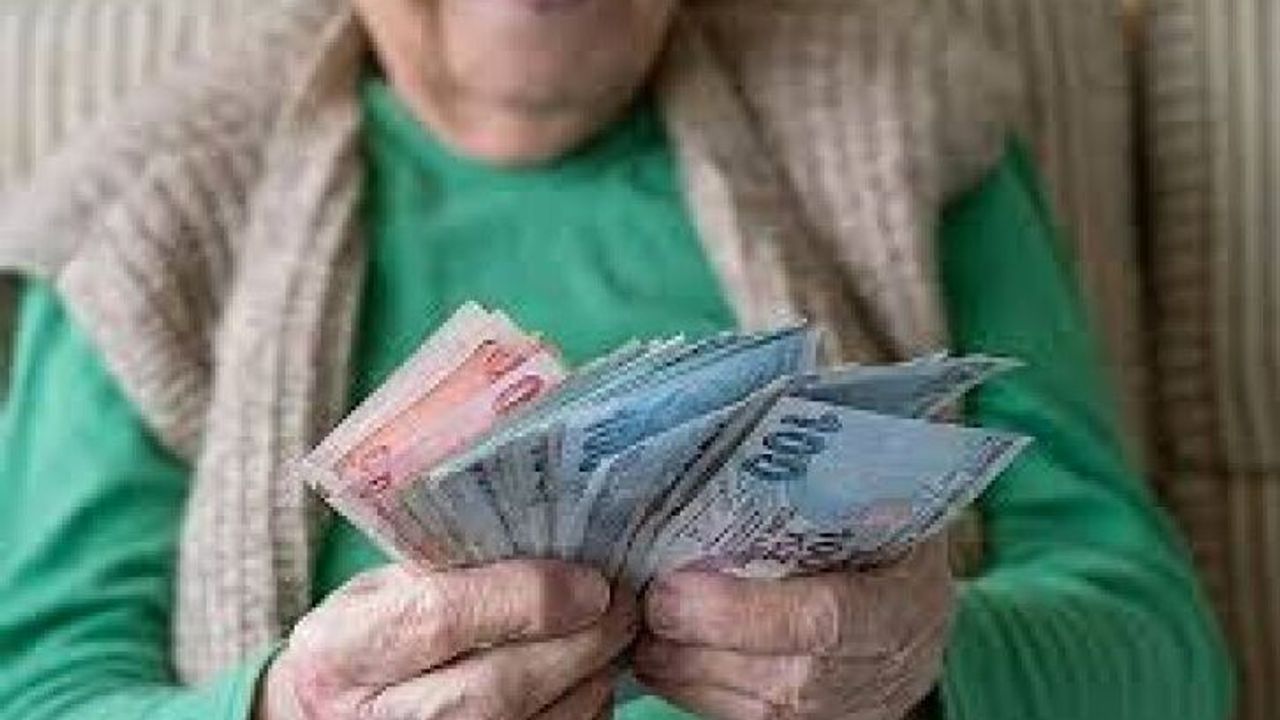 Emekli bayram ikramiyesi ödeme tarihleri belli odu.