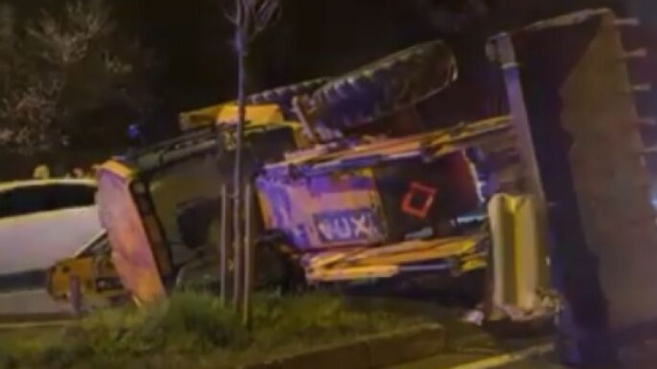 İş makinesi, bariyere çarparak refüje devrildi.