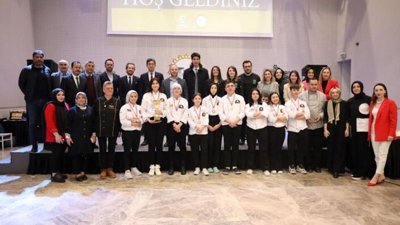 Kocaeli Gastro Genç, etkinliğine katılan genç şefler, ​​​​​​​yeteneklerini sergiledi   