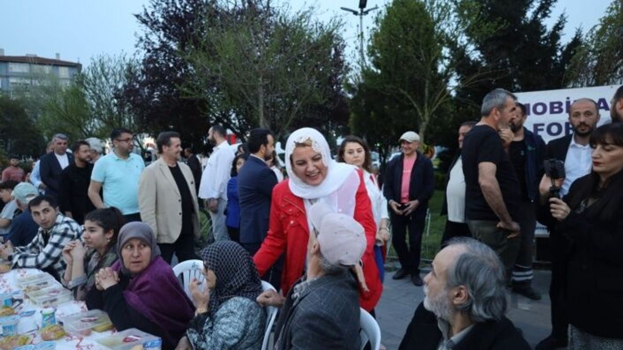 Başkan Hürriyet, İzmitlilerle bir araya gelerek aynı sofrayı paylaştı.