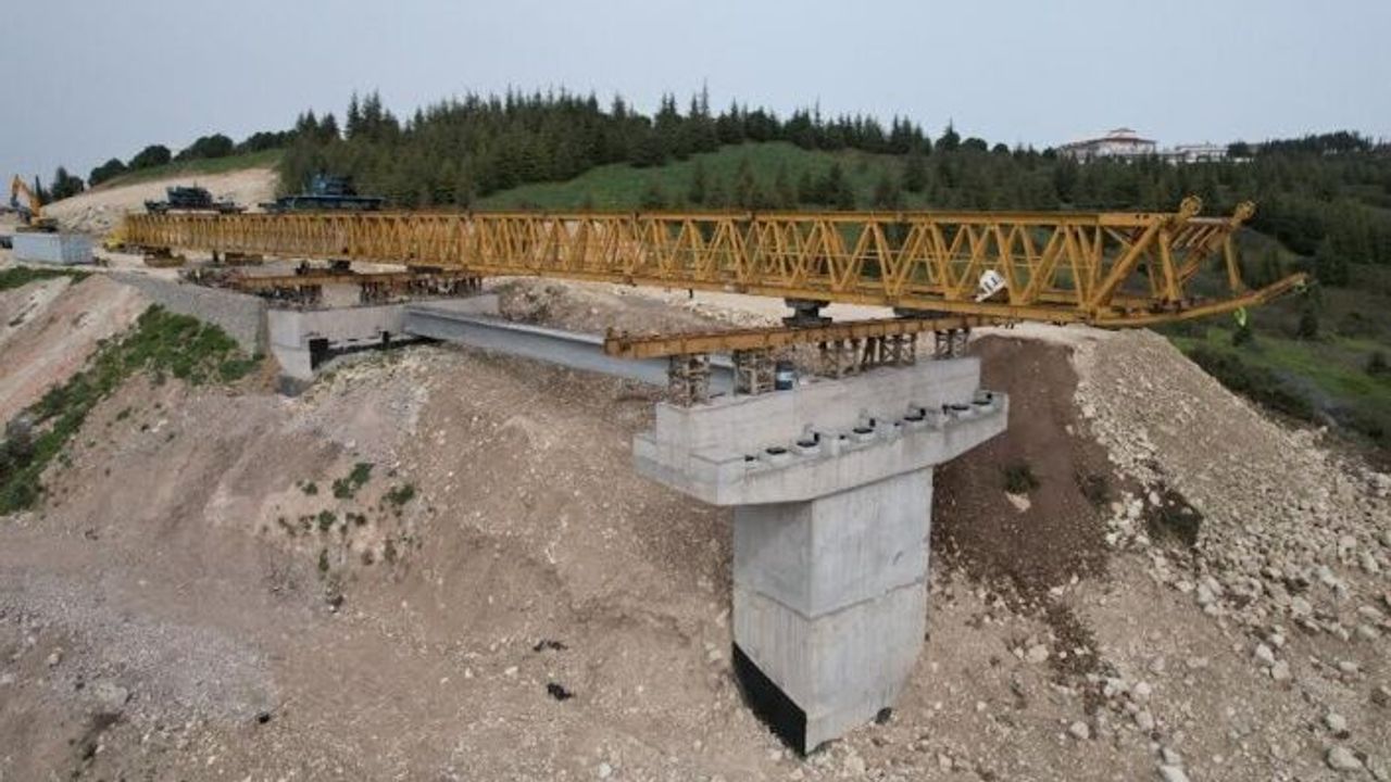 Dilovası, Devlet Hastanesi Köprüsünde, kiriş montajı yapılıyor.