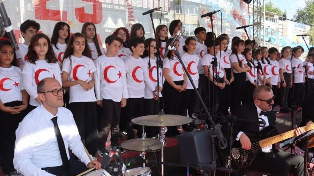 İzmit Belediye Meydanında, 23 Nisan coşkusu, etkinliklerle başladı.