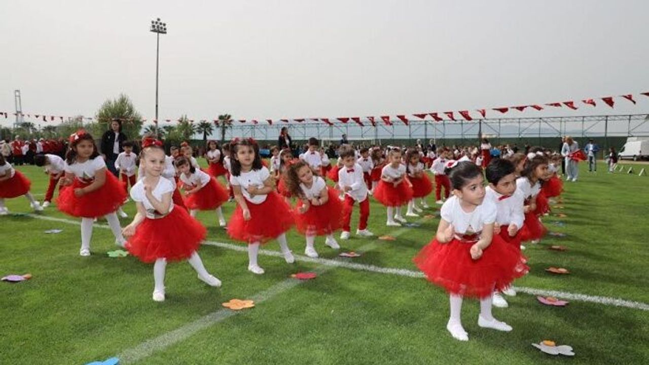 Körfez’de 23 Nisan kutlamalarına, vatandaşlar ve öğrenciler büyük ilgi gösterdi.