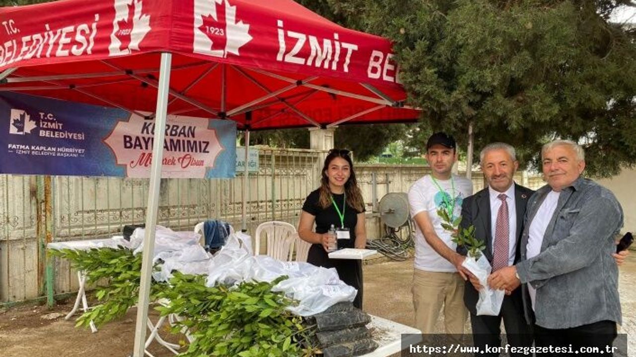 İzmit Belediyesi, mezarlıklarda defne fideleri dağıttı