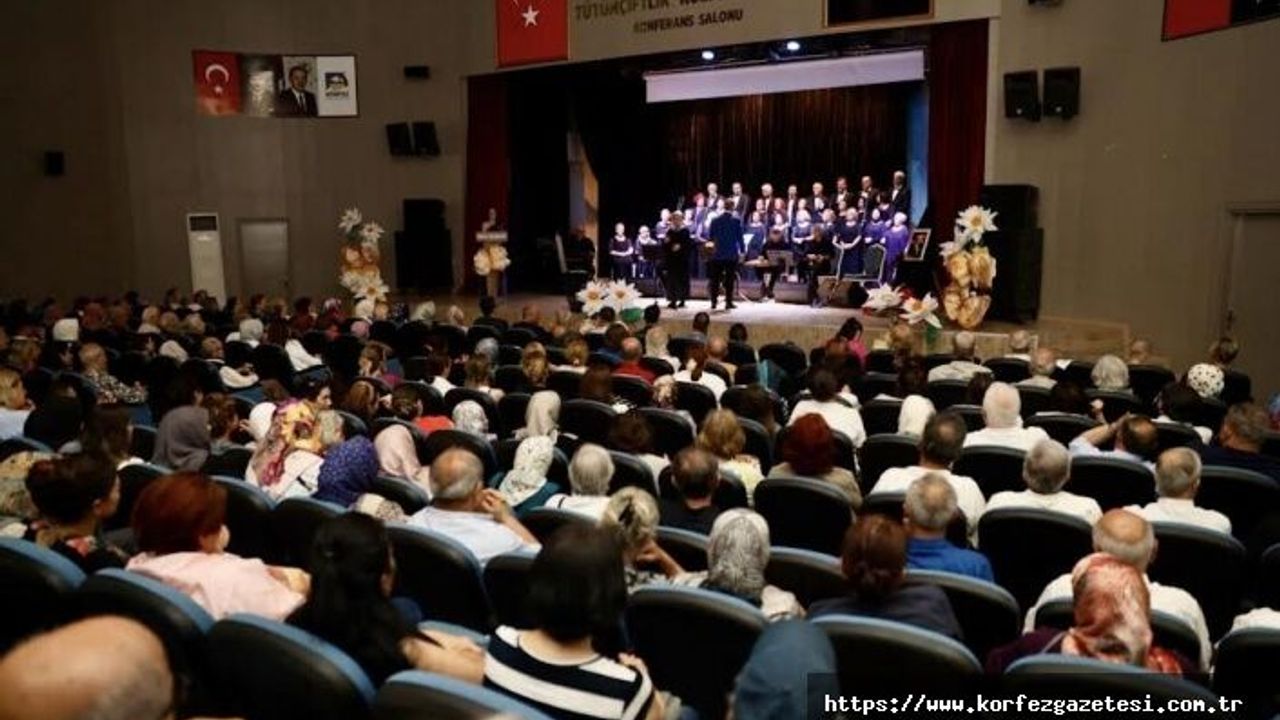 Konserin sonunda izleyiciler, ayakta alkışladı