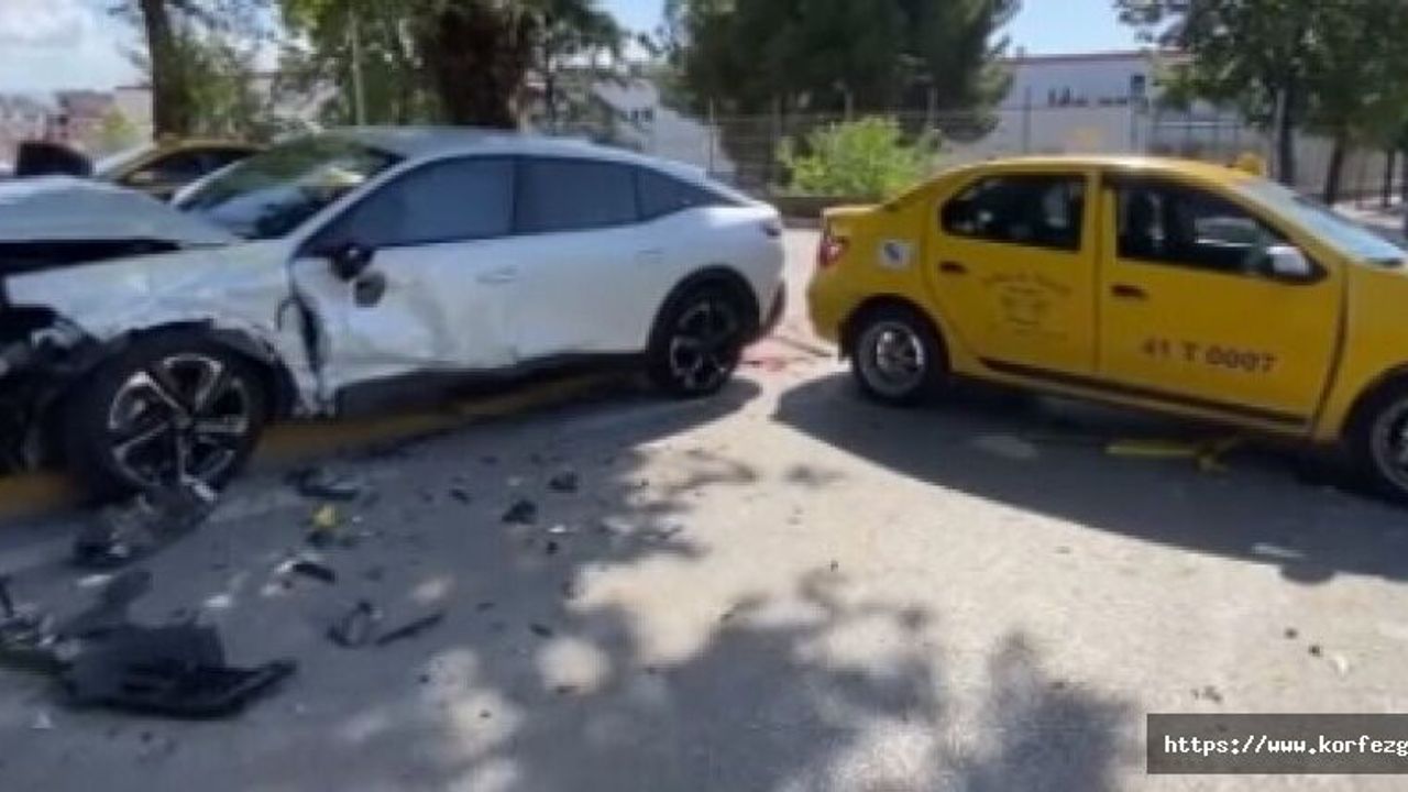 İzmit'te Taksi ile Otomobil Çarpıştı: 2 Yaralı