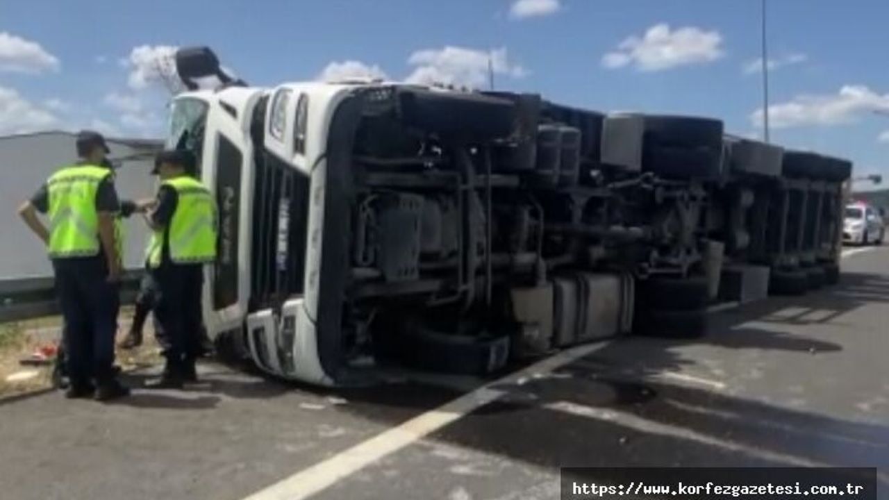 Kocaeli’de, Kağıt Rulo Yüklü, Tır Devrildi: 1 Yaralı