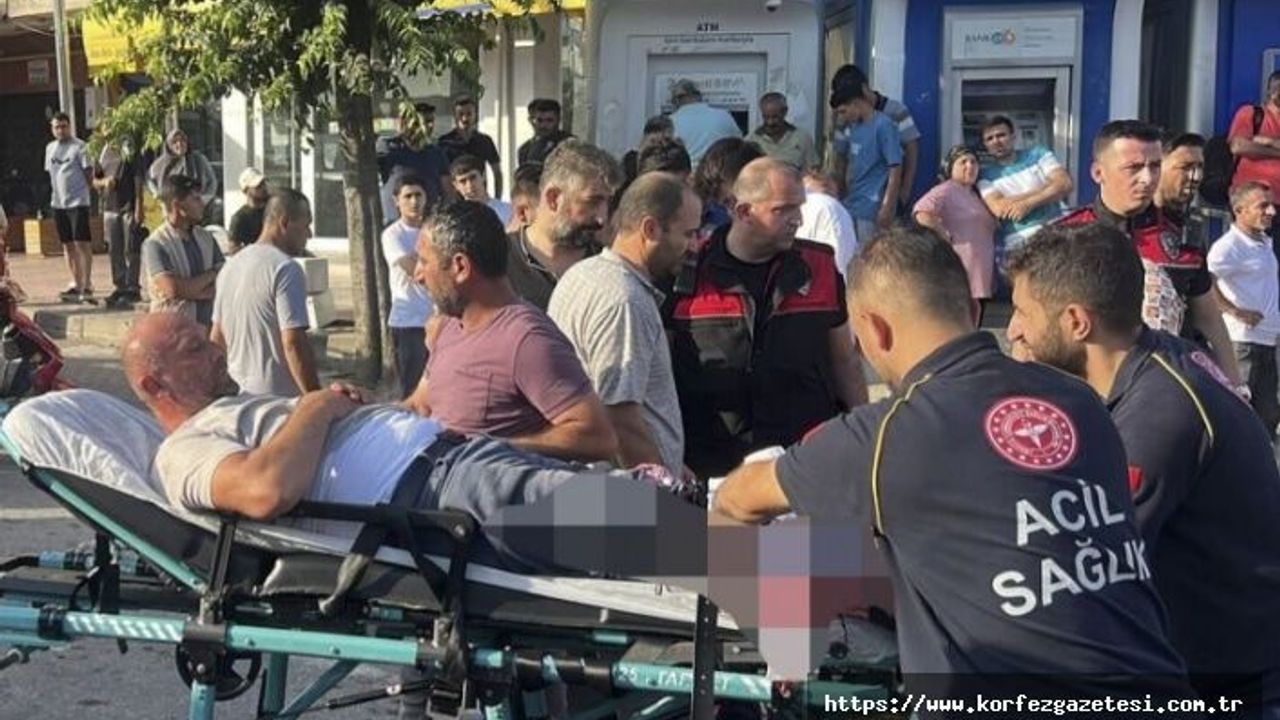 Kocaeli'de, Motokurye İki Kişiyi Bıçakladı