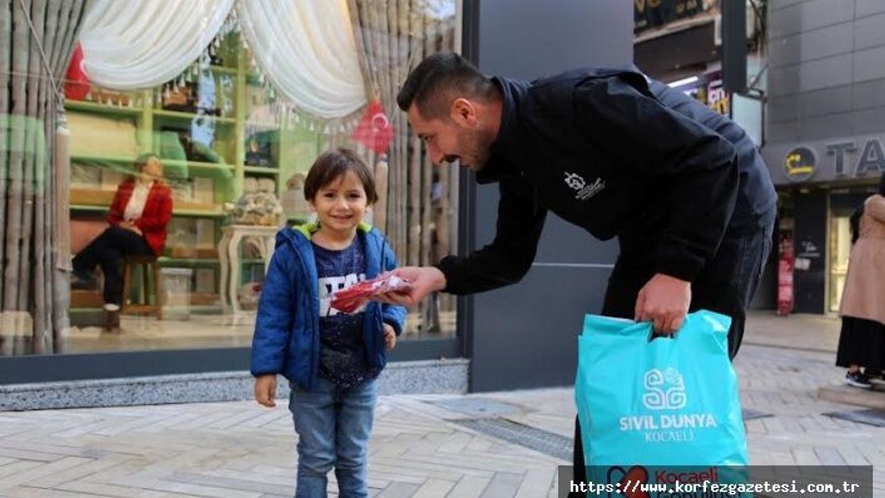 Kocaeli Büyükşehir, 25 bin Türk Bayrağı dağıttı