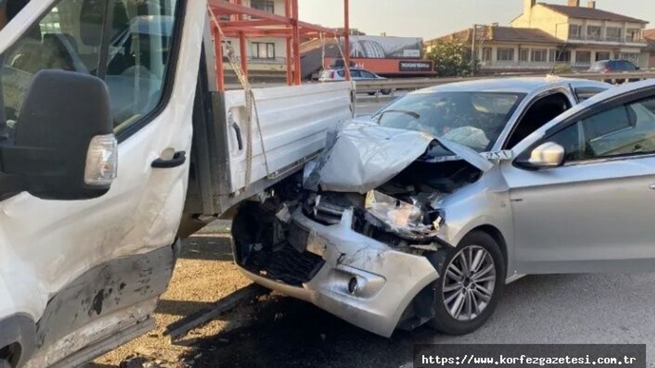 Kocaeli Körfez'de, Otomobil-Kamyonet Çarpışması: 2 Yaralı