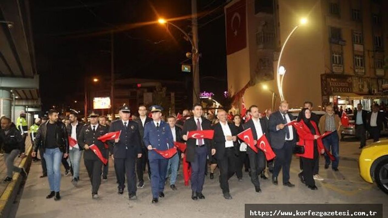 KÖRFEZLİLER, MEŞALELER EŞLİĞİNDE, CUMHURİYET ÇOŞKUSUNU YAŞADI