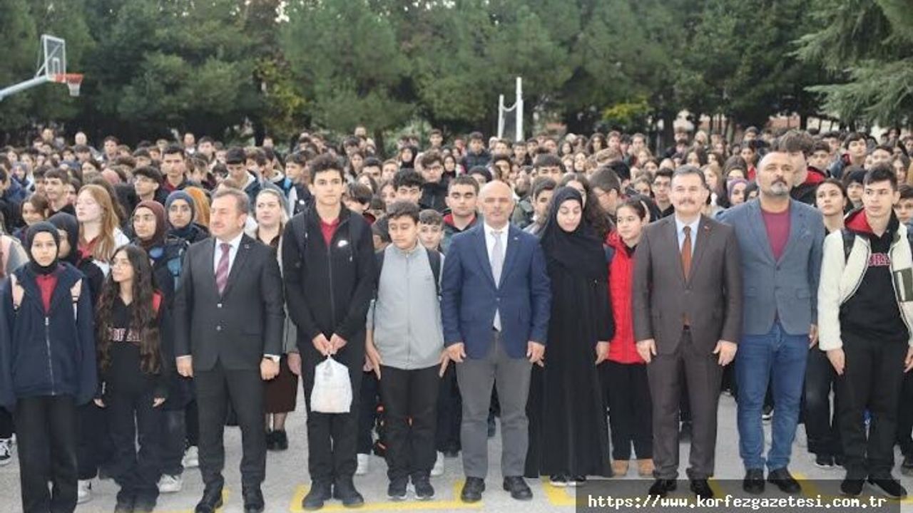 Körfez Belediye Başkanı Şener Söğüt, Oruç Reis Anadolu Lisesi'nde, Bayrak Törenine Katıldı