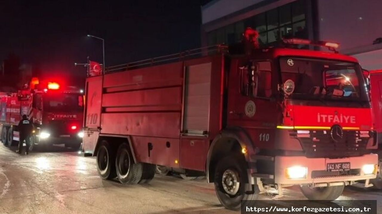 Çayırova'da Geri Dönüşüm Fabrikasında Yangın Çıktı