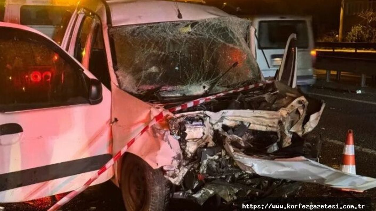 DERİNCE'DE TRAFİK KAZASI: OTOMOBİL İLE HAFİF TİCARİ ARAÇ ÇARPIŞTI