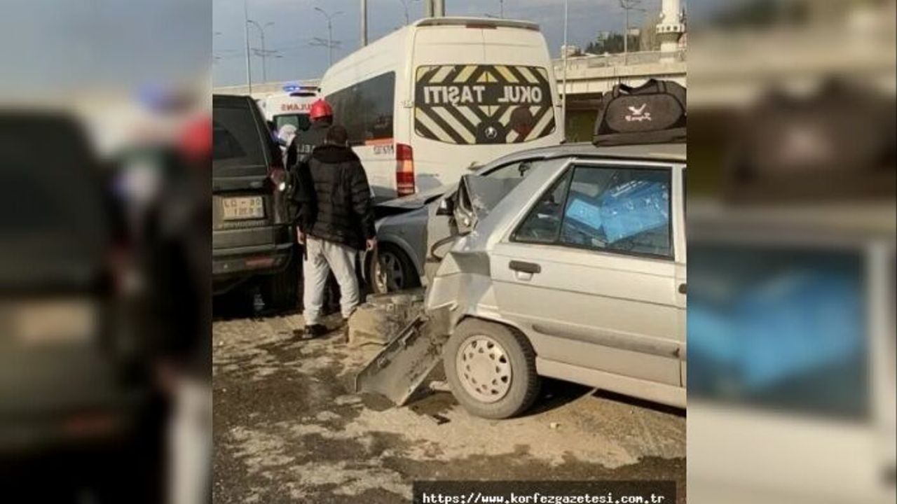 İZMİT’TE KAZA, 5 ARAÇ BİRBİRİNE GİRDİ