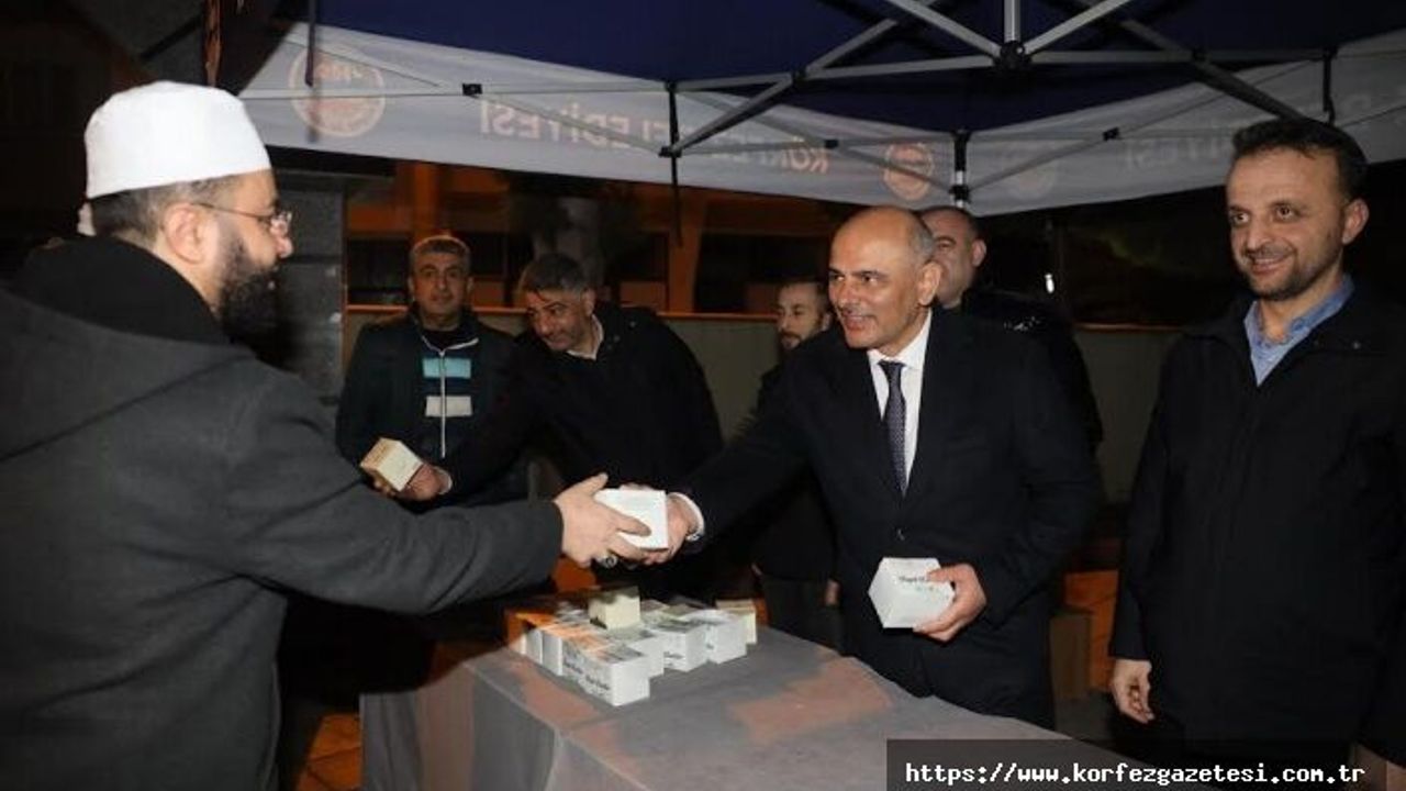 KÖRFEZ BELEDİYE BAŞKANI SÖĞÜT, VATANDAŞLARA, KANDİL SİMİDİ İKRAM ETTİ