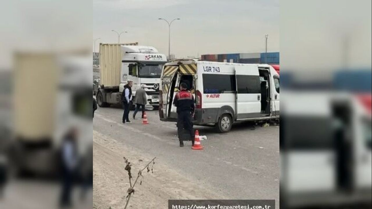 GEBZE'DE TIR İLE İŞÇİ SERVİSİ ÇARPIŞTI!