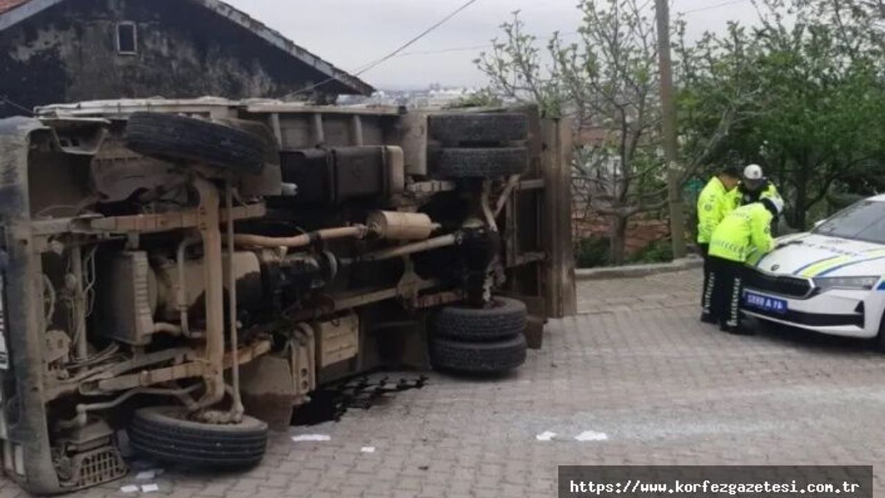 KAMYONETİN DEVRİLMESİ SONUCU TRAFİKTE YARALANMA