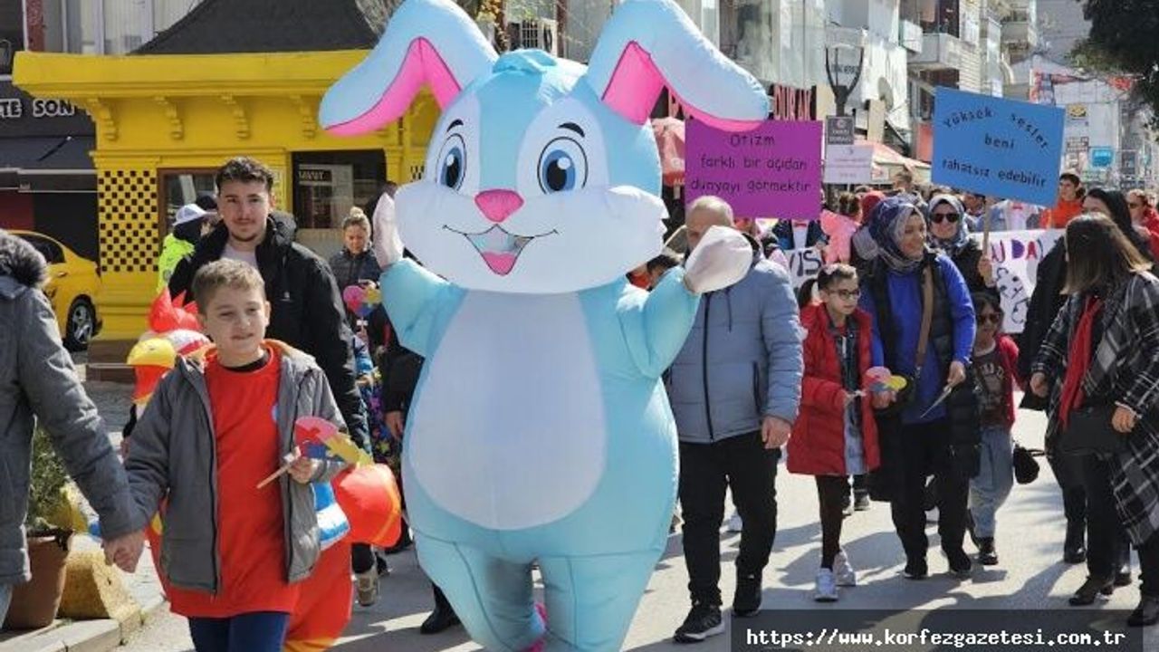 OTİZM FARKINDALIK GÜNÜ GÖLCÜK’TE RENKLİ GÖRÜNTÜLERE SAHNE OLDU
