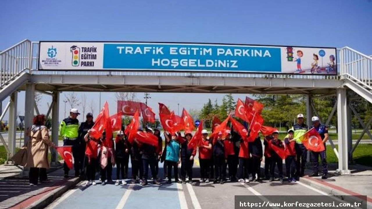 Trafik Eğitim Parkı'nda Çocuklar Türk Bayrağıyla Renkli Bir Kutlama etkinliği