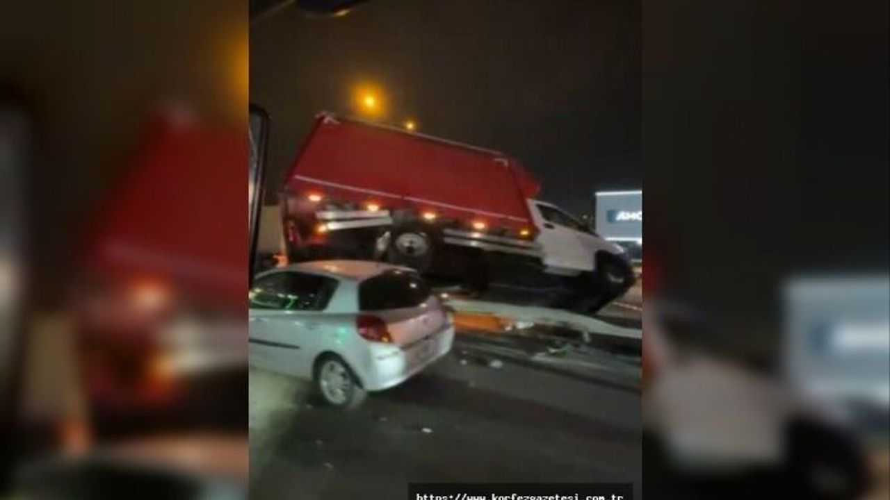 Gebze D-100’de Feci Kaza: Kamyonet Bariyerlere Uçtu