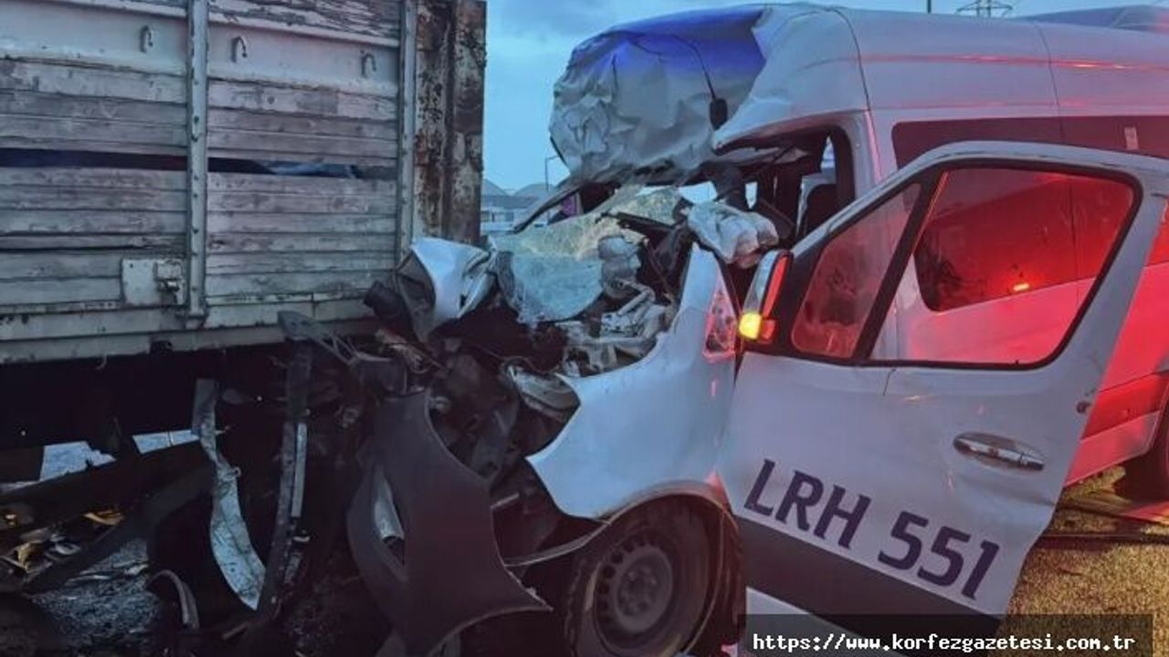 Kocaeli’de Kamyon ile Servis Minibüsü Çarpıştı