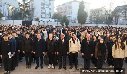 BAŞKAN ŞENER SÖĞÜT, BAYRAK TÖRENİNDE, ATATÜRK ANADOLU LİSESİ'NDE