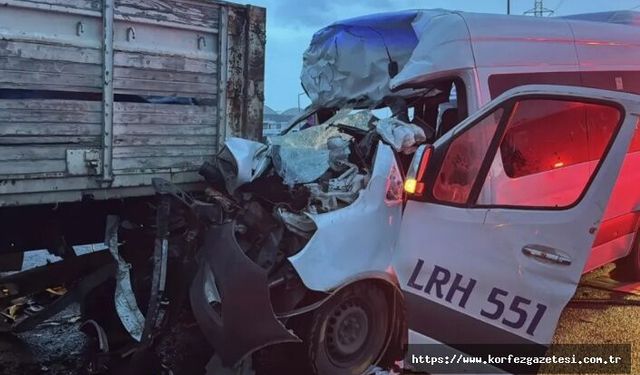 Kocaeli’de Kamyon ile Servis Minibüsü Çarpıştı
